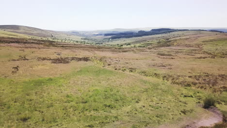 Campos-De-Campo-En-Dartmoor-Uk,-Movimiento-Aéreo