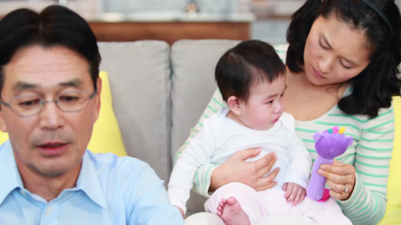 아버지 가 아기 와 아내 를 무시 하는 것