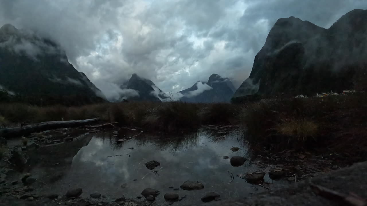 temprano en la mañana timelapse de milford sound en nueva zelanda