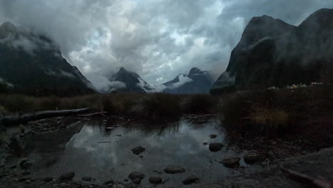 Timelapse-Temprano-En-La-Mañana-De-Milford-Sound-En-Nueva-Zelanda