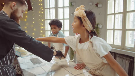 Chef-Dando-Masa-A-Los-Niños-Durante-La-Clase-Magistral-De-Cocina