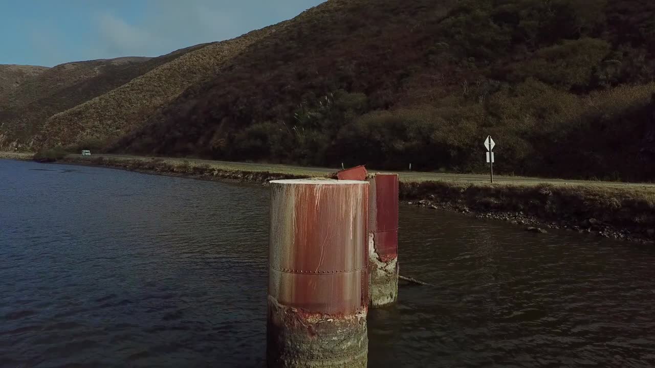 vuelo de drones sobre pilares oxidados urbanos
