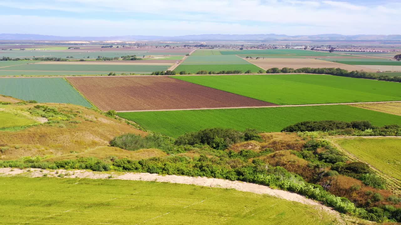 antena de tractores colocando filas de cubiertas de plástico en campos agrícolas cerca de santa maría california 2