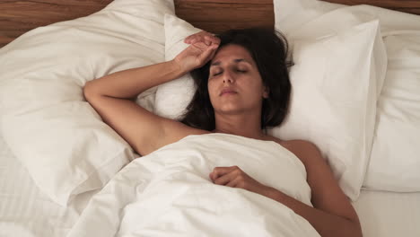 mujer durmiendo en la cama