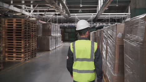 trabajador de almacén en una fábrica