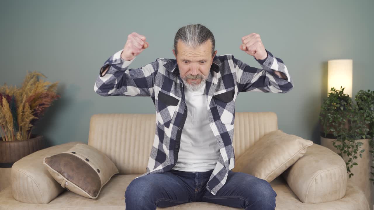 분노로 폭발하는 남자.