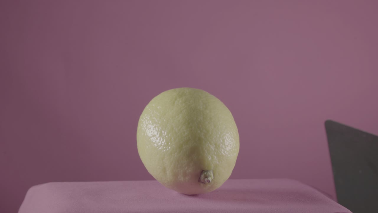limón girando con bucle en la pantalla de fucsia para la llave de croma