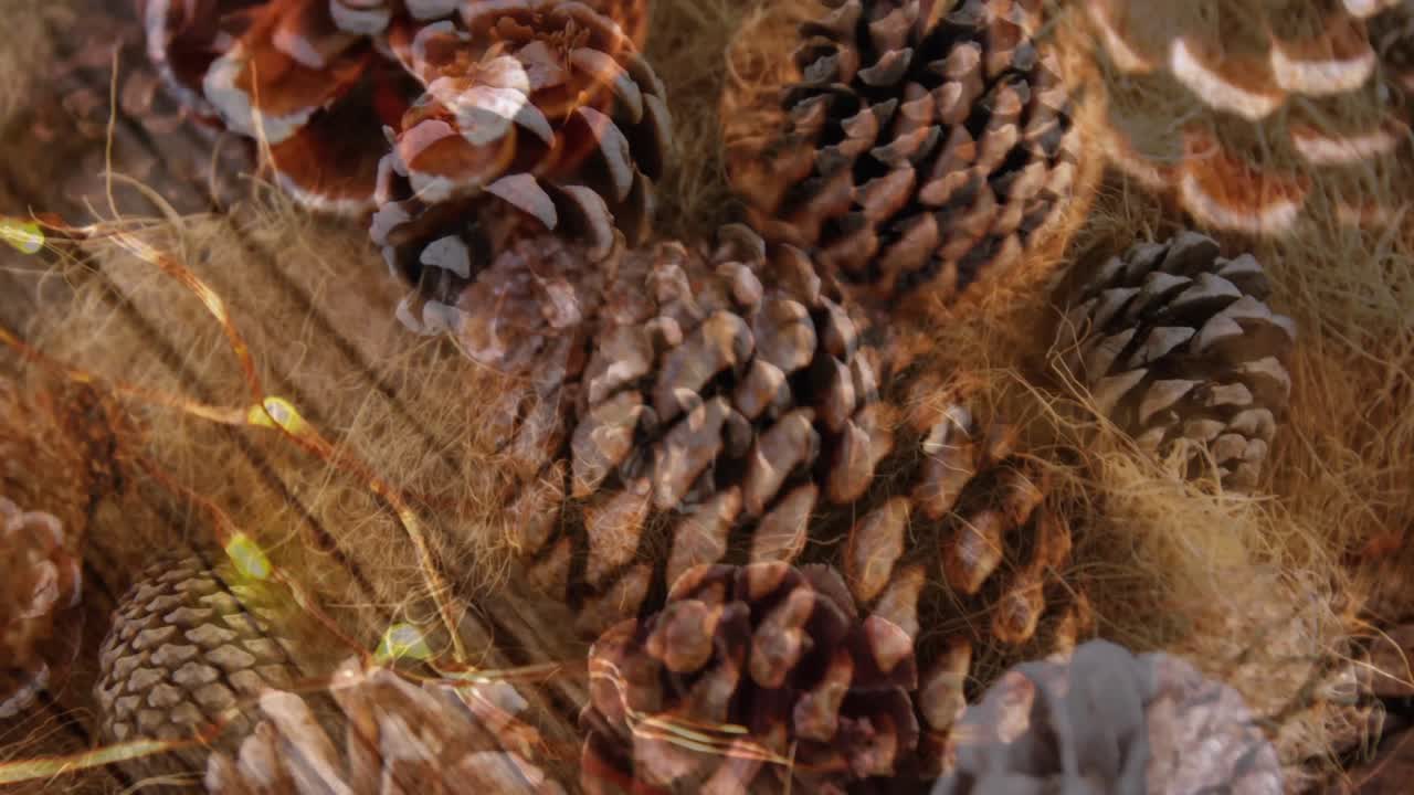 Animazione di decorazione natalizia con luci gialle e pigne
