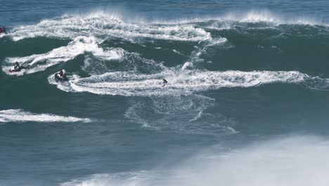 2020-Cámara-Lenta-De-Un-Surfista-De-Olas-Grandes-Que-Pierde-Una-Tabla-En-Una-Ola-Monstruosa-En-Nazaré,-Portugal