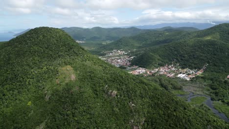 Luftaufnahmen-Der-Insel-Santa-Catarina,-Florianopolis,-Brasilien,-Urlaubsziel-In-Reiner-Meeres--Und-Bergnatur