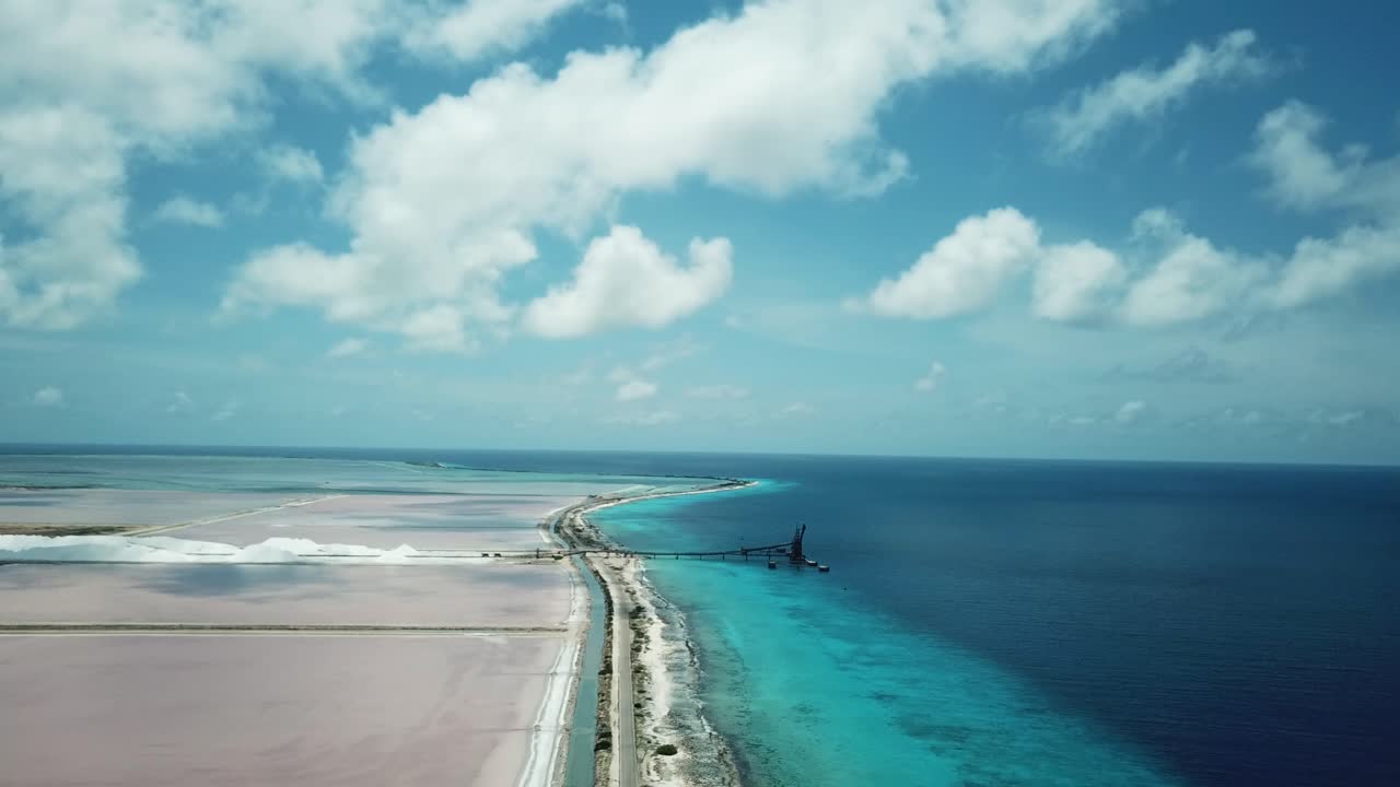 vista aérea de las salinas de bonaire, en el caribe holandés, en américa del sur