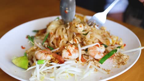 exprimir la lima sobre el delicioso plato de pad thai