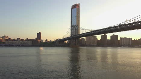 Antenne:-Manhattan-Bridge-Mit-East-River-Wellen-Und-Wasserreflexion-In-New-York-City