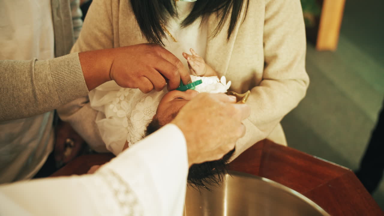 느린 동작으로 물로 세례를 받는 여자 아기