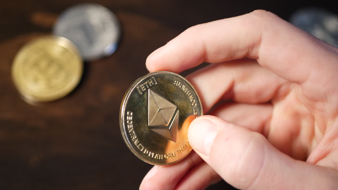un uomo con in mano una moneta ethereum di criptovaluta digitale mentre pensa a un'economia sicura e decentralizzata e al valore finanziario del suo investimento rischioso in criptovaluta