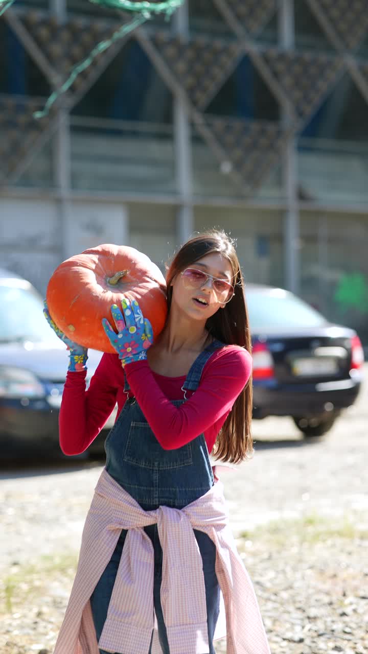 mujer llevando una gran calabaza