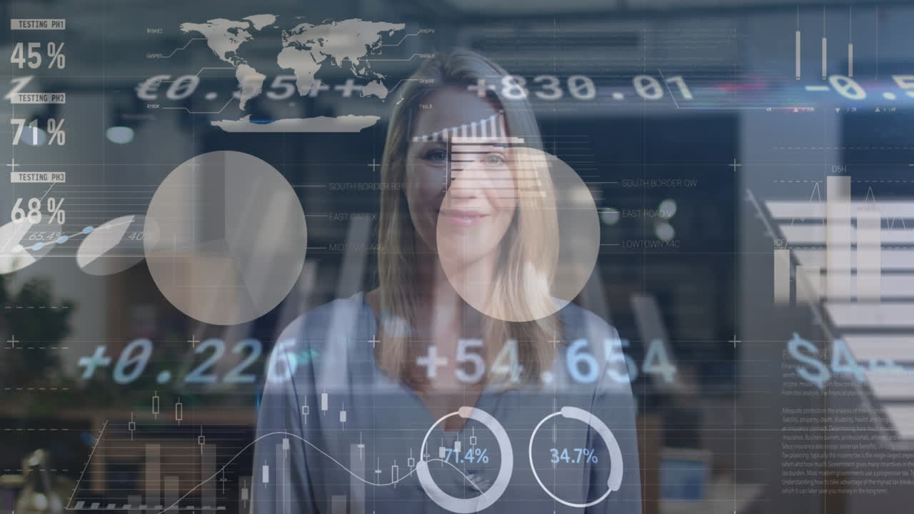 animación del procesamiento de datos financieros sobre una mujer de negocios caucásica en el cargo