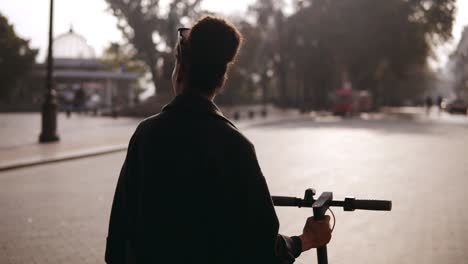 Mujer-De-Carrera-Mixta-Caminando-Por-La-Calle-De-La-Ciudad