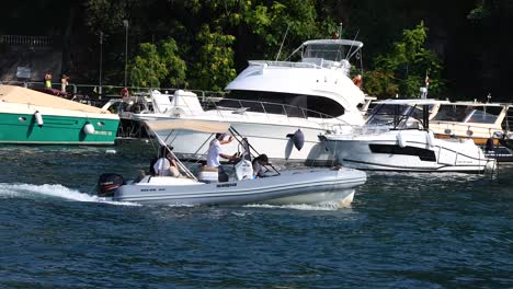 gente disfrutando de un paseo en barco en sorrento