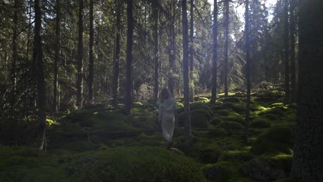 Rückansicht-Des-Wunders-Des-Jungen-Mädchens,-Verloren-Im-Moosigen-Tiefen-Wald,-Licht-Scheint-Durch