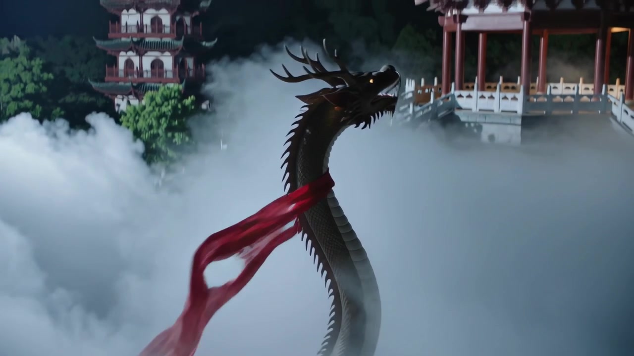 Nebbia che si dirada rivela una statua di drago in ascesa sulla collina del tempio per una cerimonia, con un drappo rosso svolazzante.