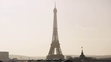 teleobjetivo de la torre eiffel con lente larga y bandera francesa ondeando en el viento a cámara lenta 4k 30p