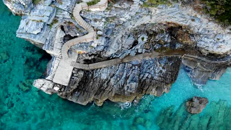 Die-Steile-Treppe-Zum-Strand-Windet-Sich-Entlang-Eines-Felsens