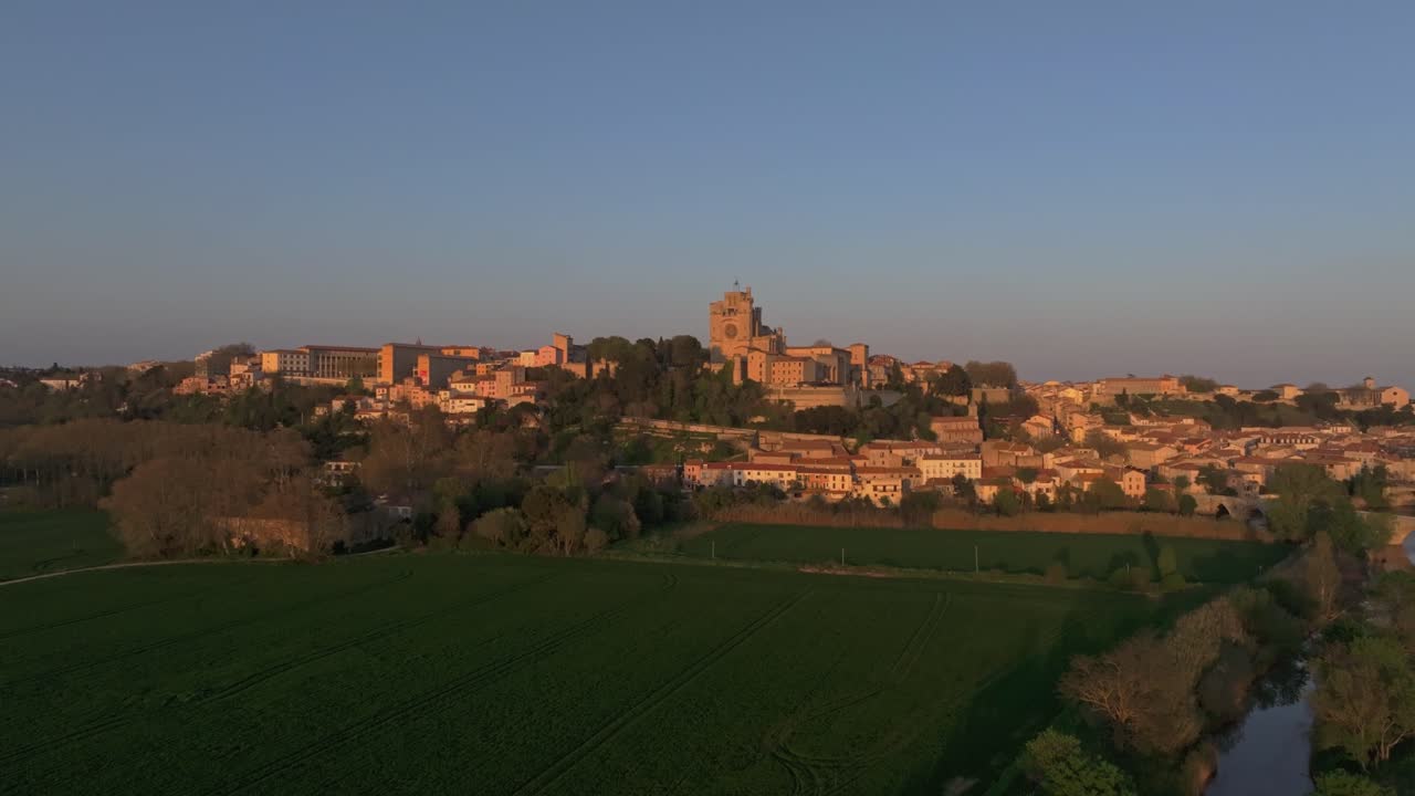 Vista aerea della Cattedrale di Saint Nazaire che risplende al tramonto a Béziers, Francia