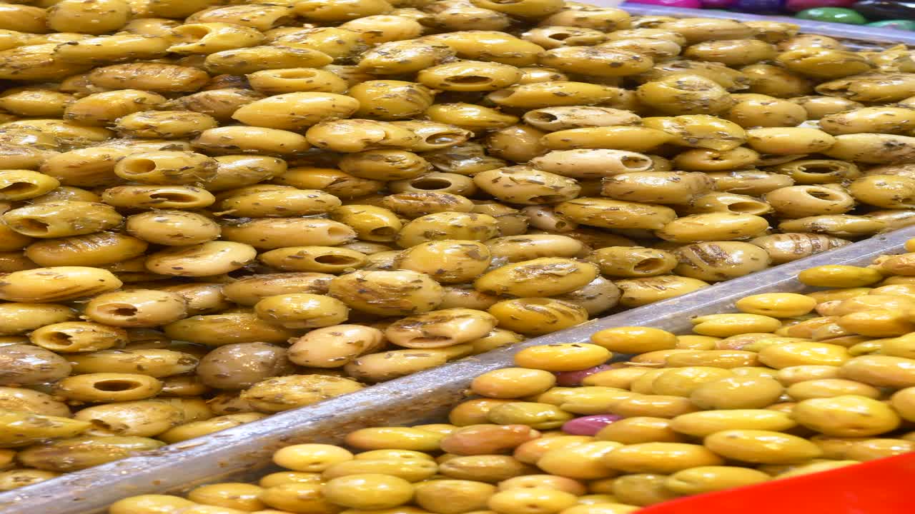 variedad de aceitunas verdes rellenas