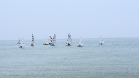 영어 해변 헤이스팅스 영국 영국 3840x2160 4k 떨어져 바다에서 경주하는 항해 보트