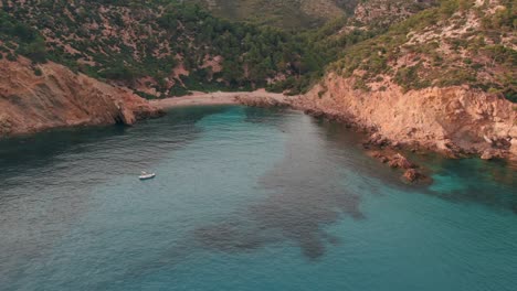 Luftbild-Drohnenvideo-Einer-Bucht-Auf-Der-Insel-Mallorca,-Spanien.