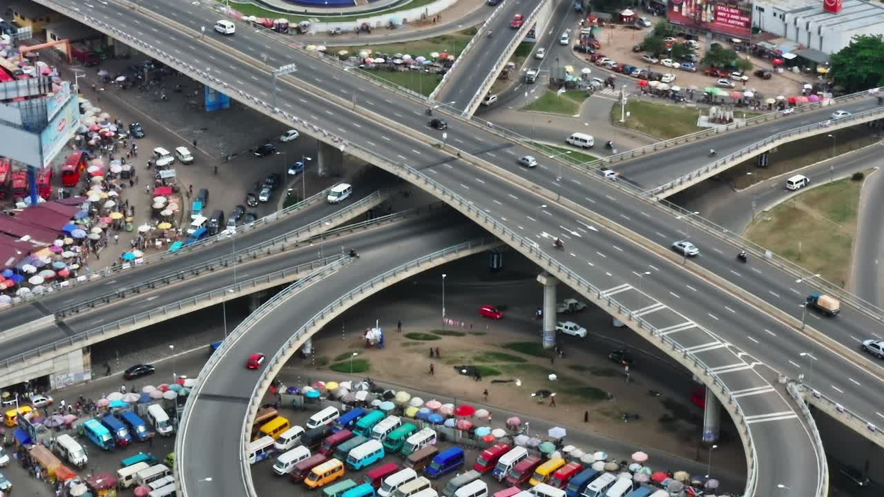 Gana, Akra'daki yoğun kavşakta gündüz saatlerinde trafik akışı