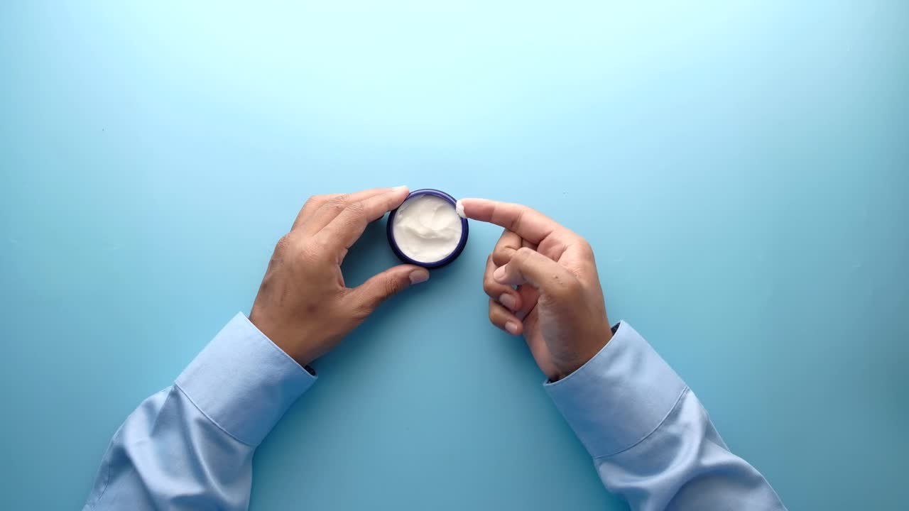 la aplicación de crema facial