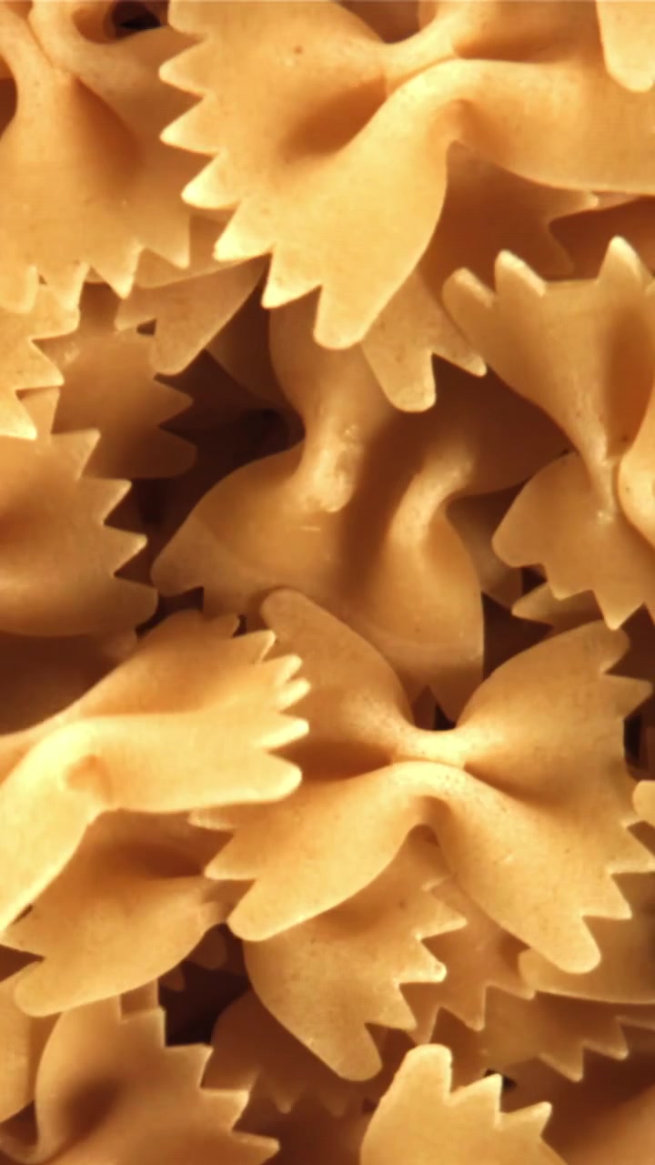 Scatto macro ravvicinato di pasta farfalle cruda.