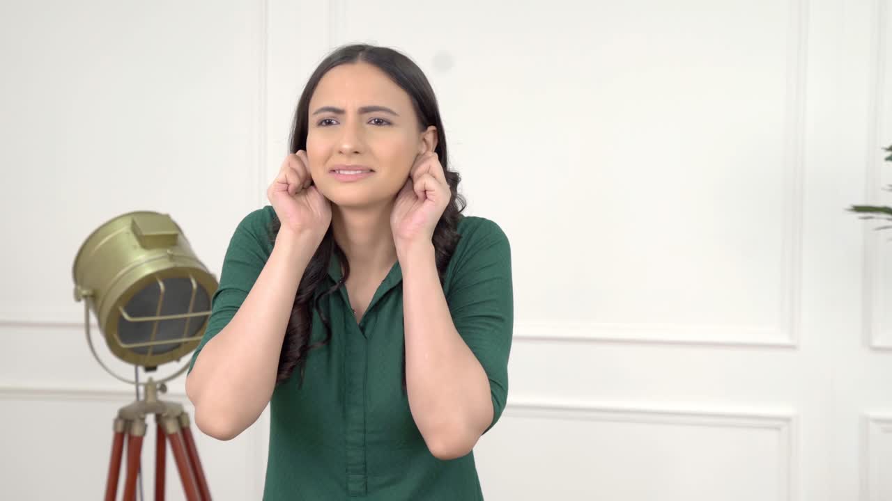 mujer india disculpándose y pidiendo perdón