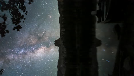 Vía-Láctea-En-El-Cielo-Sobre-Crystal-Crag-Y-El-Lago-Mary-En-Mammoth-Lakes,-California,-EE.UU.