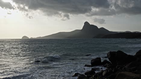 Olas-De-Tormenta-En-La-Playa-Bãi-Nhát-En-La-Isla-Con-Dao-En-Vietnam-Durante-El-Atardecer-O-El-Amanecer