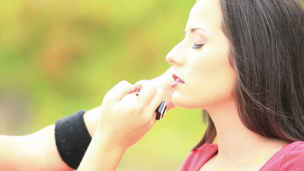un maquillador prepara un modelo