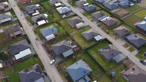 Vista-Aérea-De-Casas-Residenciales-A-Principios-De-Primavera.