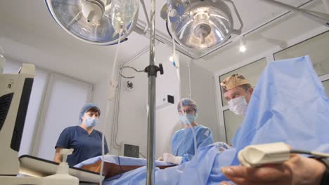 procedimiento quirúrgico en una sala de operaciones