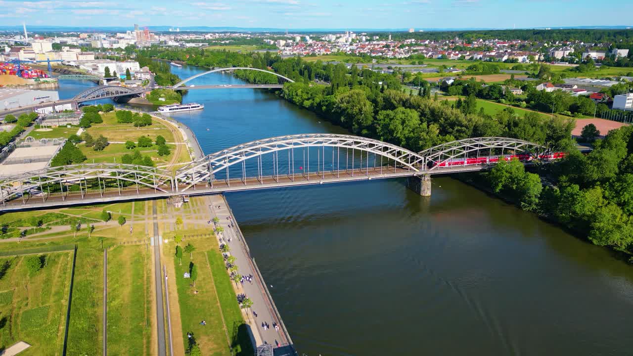4K dronevideo af tog, der krydser Main-floden på en bukkebro i centrum af Frankfurt, Tyskland