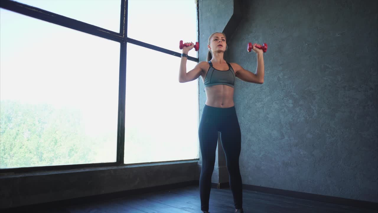 아령으로 운동하는 여자