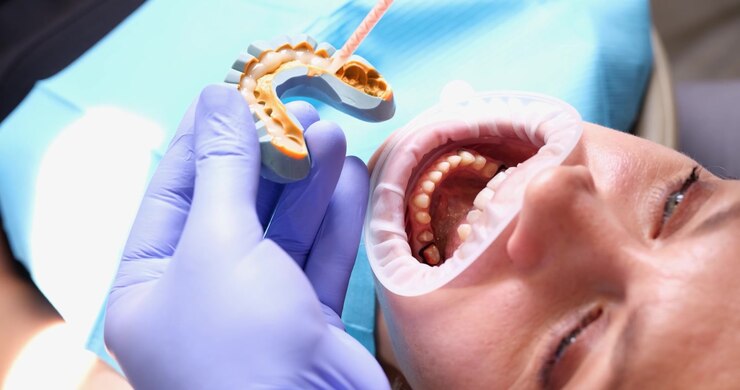 Un bambino che riceve cure dentistiche con un dentista in un ambiente confortevole di clinica dentale