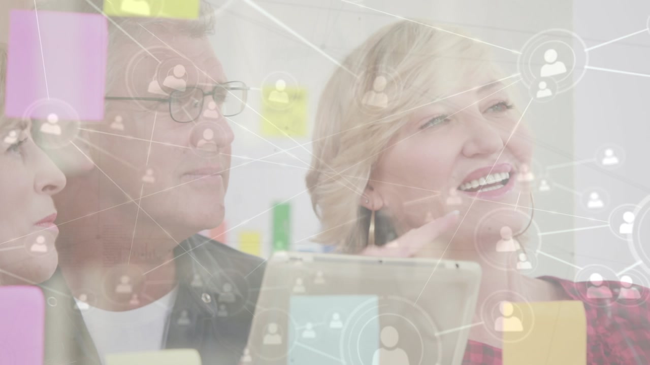 Animazione di una rete di connessioni su diversi professionisti