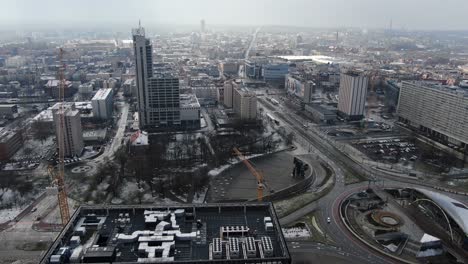 Vista-Aérea-Sobre-Una-Rotonda-Del-Centro-De-La-Ciudad-Polaca-Katowice-4k