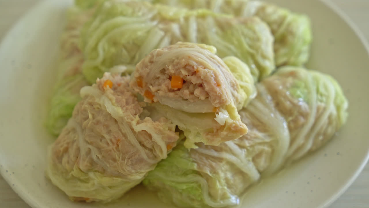 집에서 만든 다진 돼지고기를 배추에 싸서 먹거나 양배추로 찐다