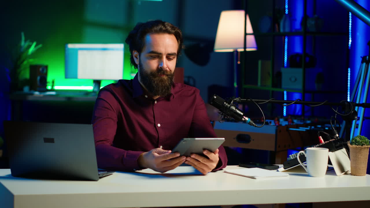 esperto tecnologico che presenta un tablet a prezzo entry level a basso budget