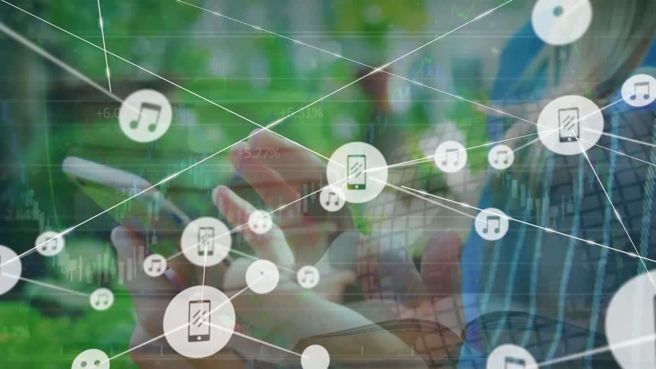 携帯電話でスクロールしている白人女性の中間部分に接続されたアイコンとグラフのアニメーション