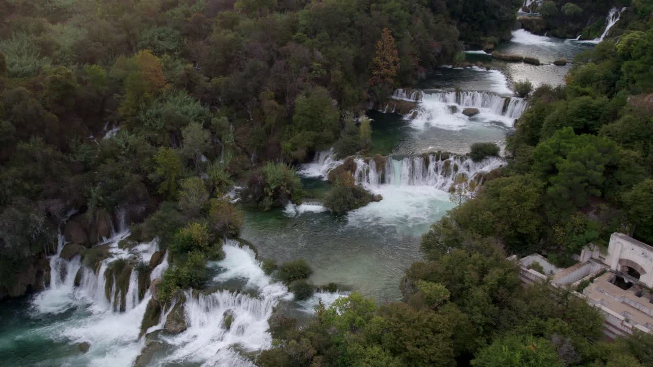 Vista aerea del fiume Krka e della cascata in una foresta lussureggiante, Croazia.
