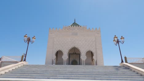 Mausoleum-Von-Mohammed-V.,-Hassan-Turm,-Rabat,-Marokko-Mit-Blauem-Himmel-Im-Hintergrund